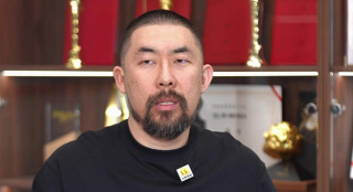 浓妆艳抹的大婶
